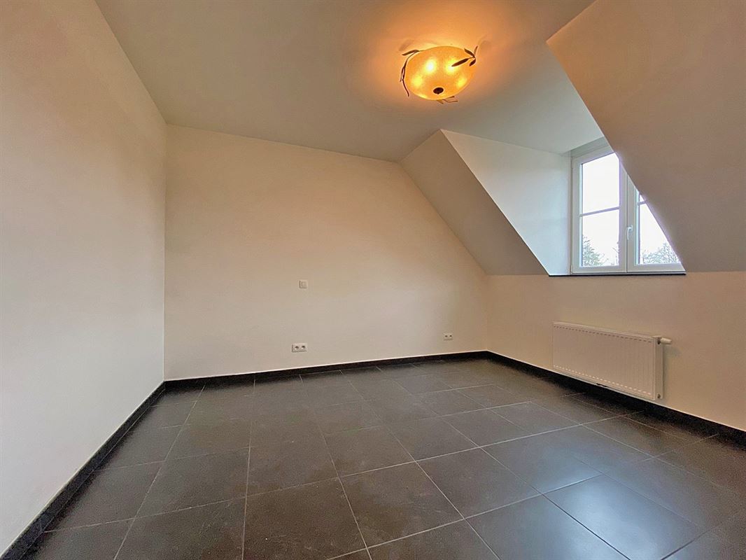 APPARTEMENT met 2 slaapkamers, terras en 2 buitenstaanplaatsen