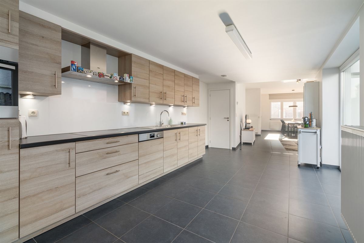 Gerenoveerde WONING met 2 slaapkamers op perceel van 611m²