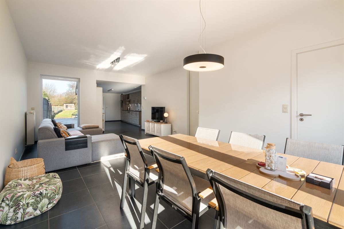 Gerenoveerde WONING met 2 slaapkamers op perceel van 611m²