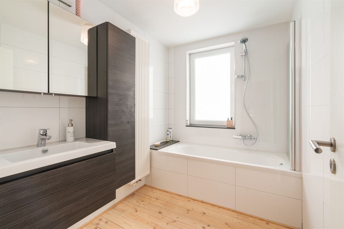 Gerenoveerde WONING met 2 slaapkamers op perceel van 611m²