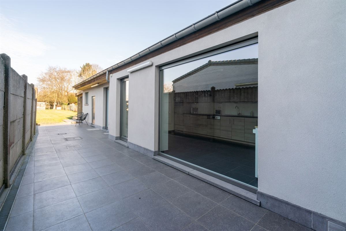 Gerenoveerde WONING met 2 slaapkamers op perceel van 611m²