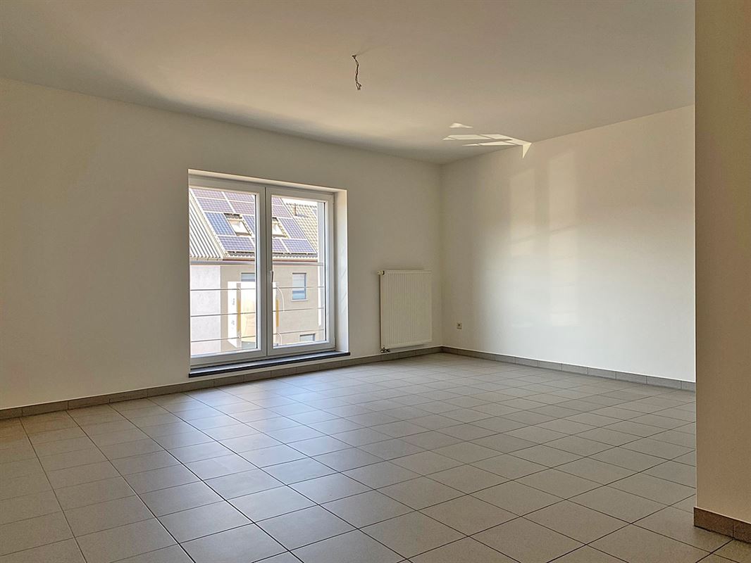 Opgefrist APPARTEMENT met 2 slaapkamers, terras & autostaanplaats