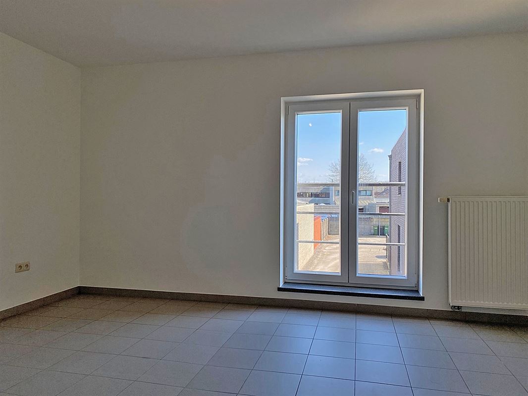 Opgefrist APPARTEMENT met 2 slaapkamers, terras & autostaanplaats