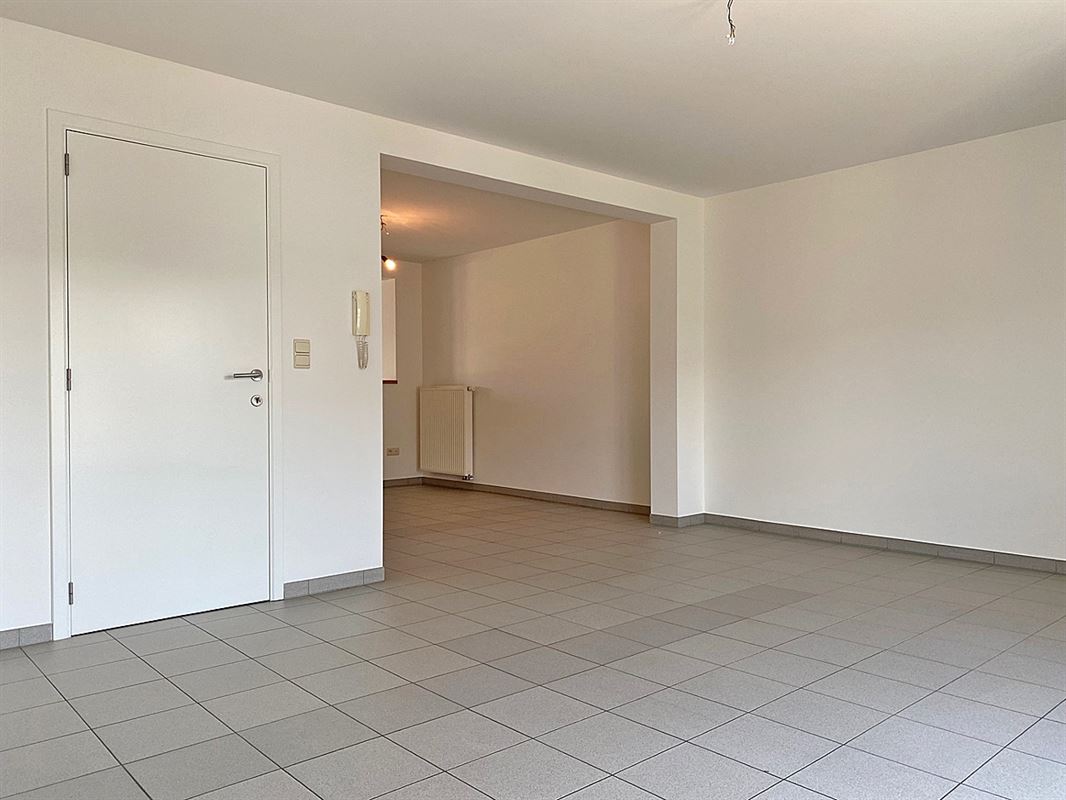 Opgefrist APPARTEMENT met 2 slaapkamers, terras & autostaanplaats