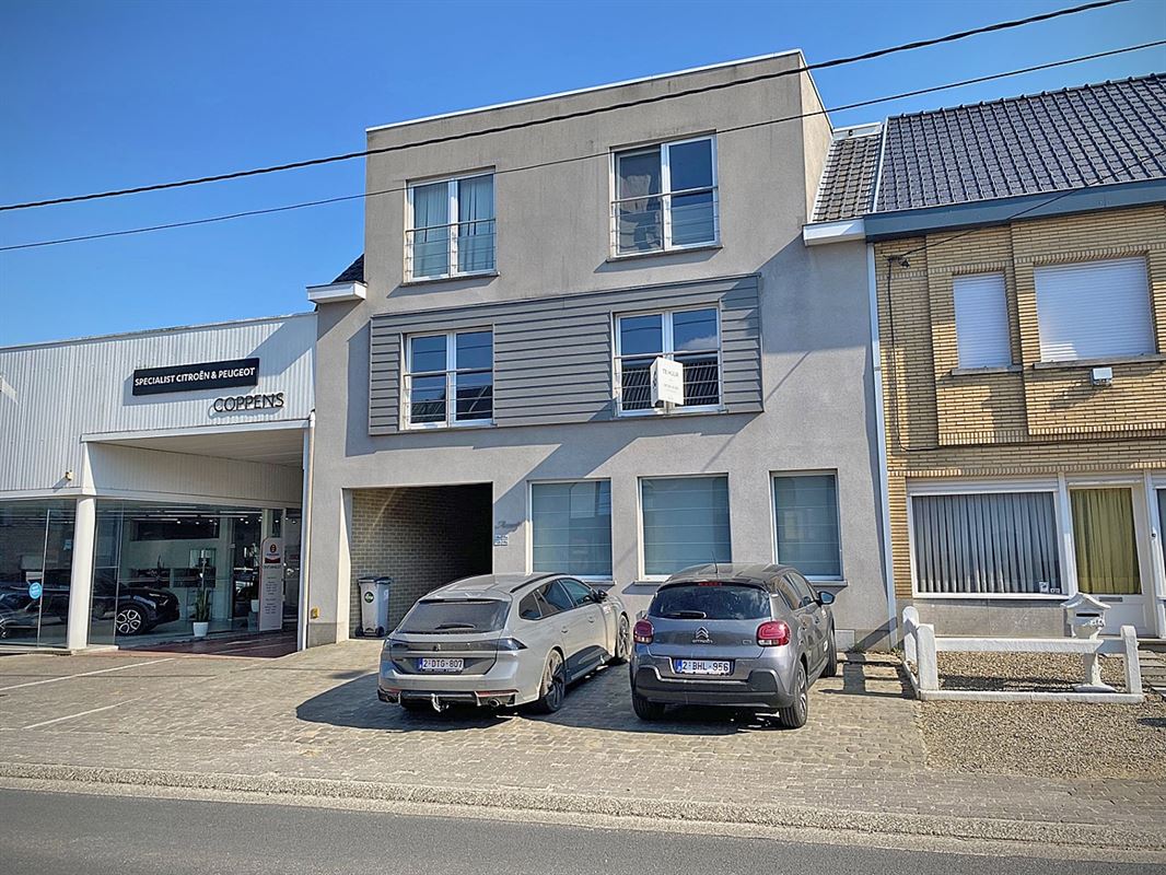 Opgefrist APPARTEMENT met 2 slaapkamers, terras & autostaanplaats