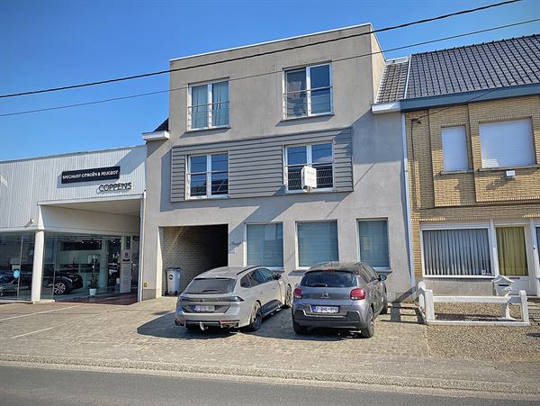 Opgefrist APPARTEMENT met 2 slaapkamers, terras & autostaanplaats