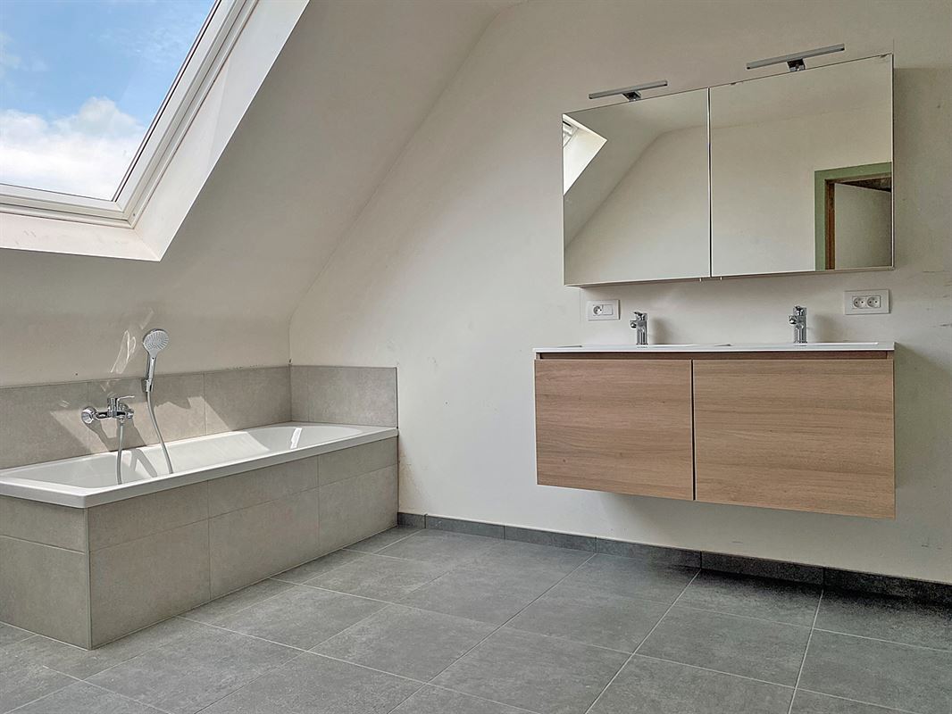 Verrassend ruime WONING (GB) met 3 slaapkamers, garage en tuintje