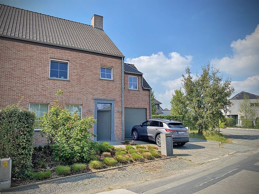 Charmante WONING (HOB) met 3 slaapkamers, garage & tuintje