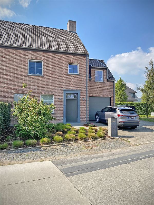 Charmante WONING (HOB) met 3 slaapkamers, garage & tuintje