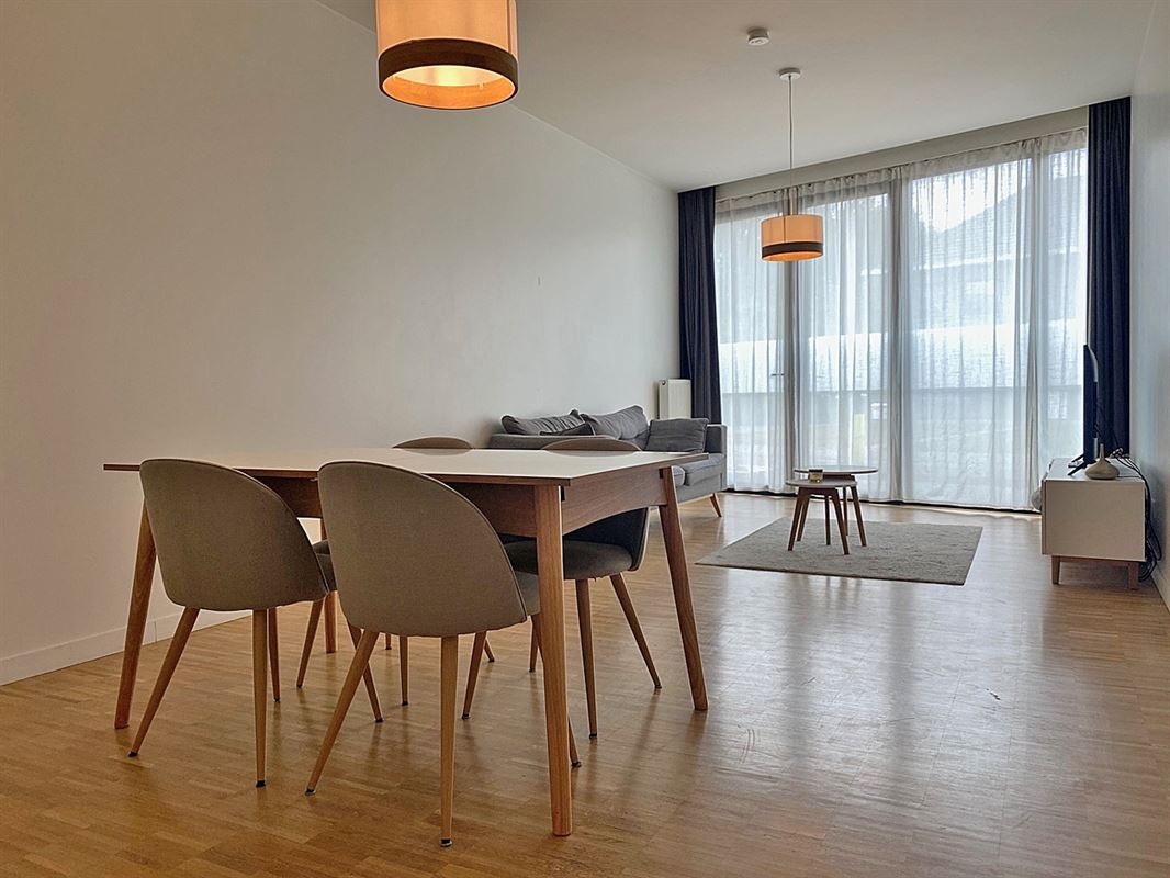 Aangenaam kwalitatief APPARTEMENT (gelijkvloers) met 1 slpk, 1 staanplaats en kelderberging