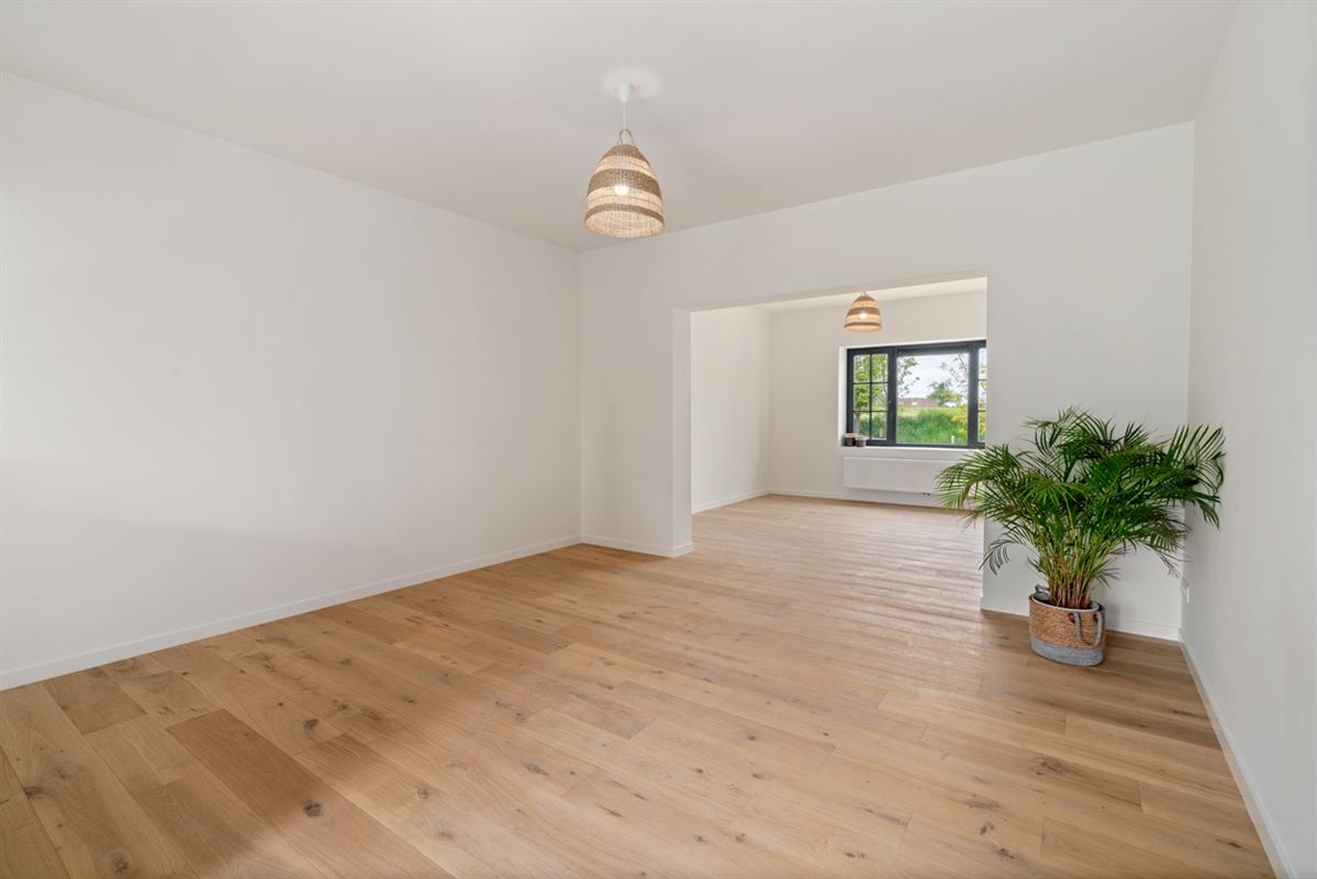 Stijlvolle, volledig gerenoveerde, INSTAPKLARE / WOONKLARE WONING (HOB) met 3 slaapkamers, 2 badkamers en garage op 756 m²