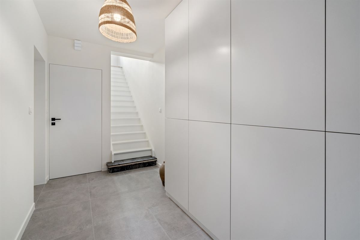 Stijlvolle, volledig gerenoveerde, INSTAPKLARE / WOONKLARE WONING (HOB) met 3 slaapkamers, 2 badkamers en garage op 756 m²