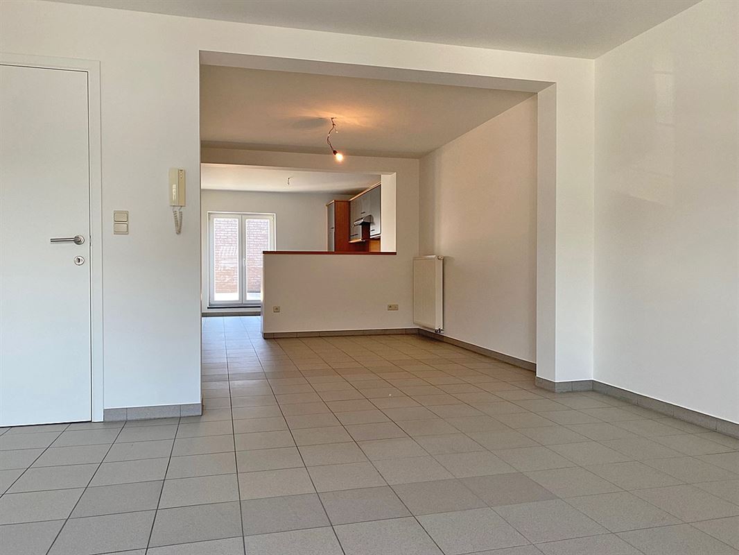 Opgefrist APPARTEMENT met 2 slaapkamers, terras & autostaanplaats