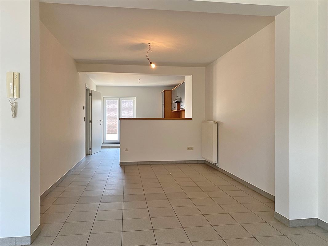 Opgefrist APPARTEMENT met 2 slaapkamers, terras & autostaanplaats