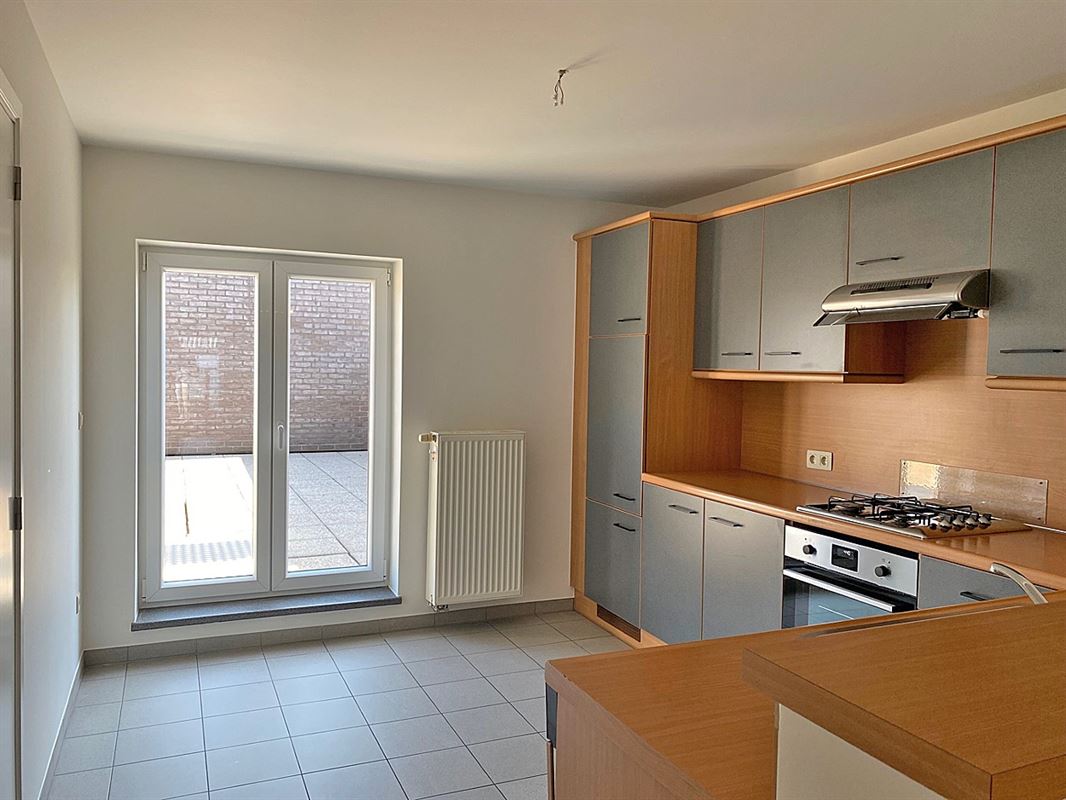 Opgefrist APPARTEMENT met 2 slaapkamers, terras & autostaanplaats