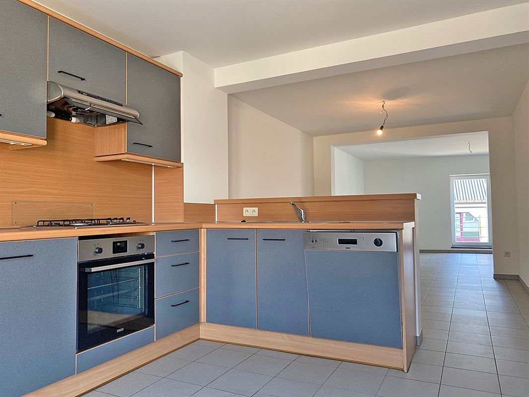 Opgefrist APPARTEMENT met 2 slaapkamers, terras & autostaanplaats
