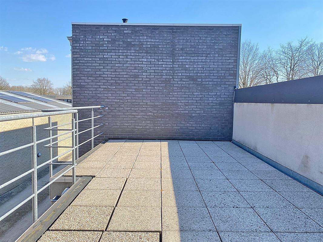Opgefrist APPARTEMENT met 2 slaapkamers, terras & autostaanplaats