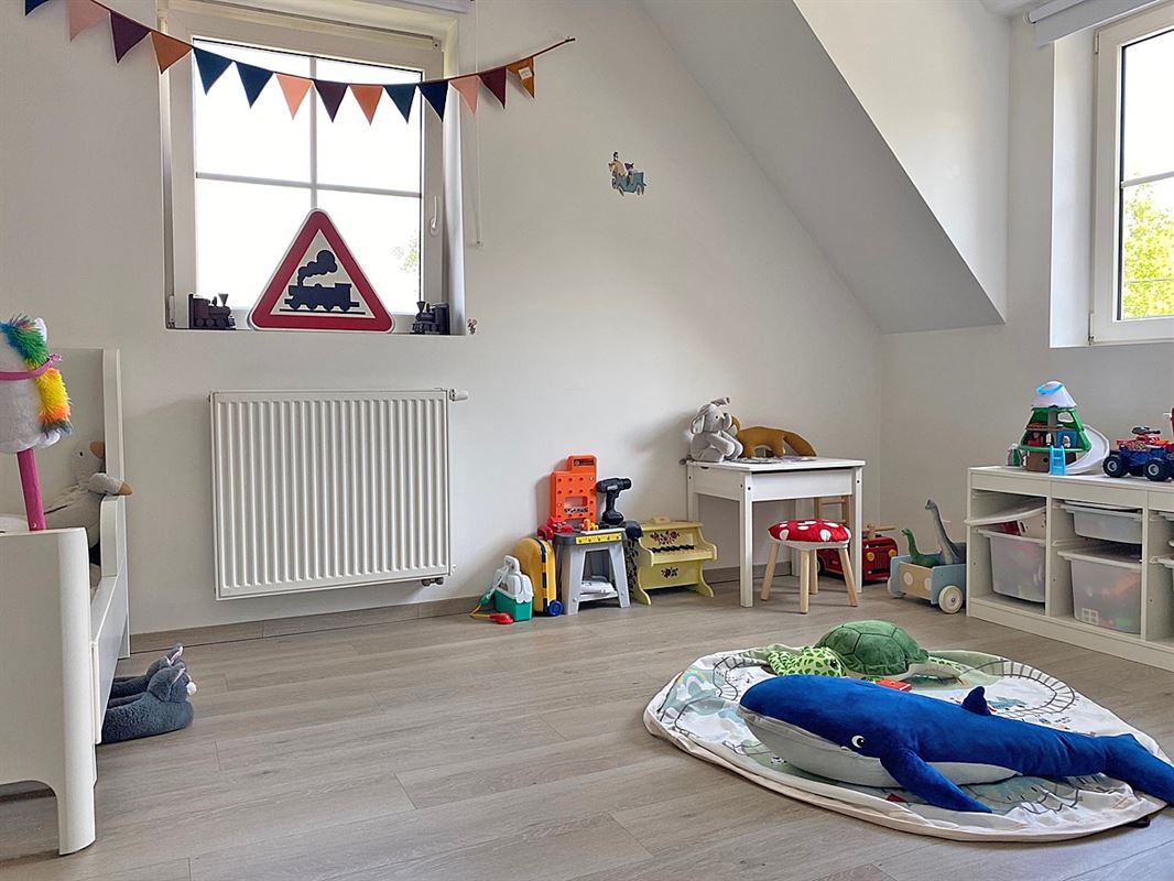 Charmante WONING (HOB) met 3 slaapkamers, garage & tuintje