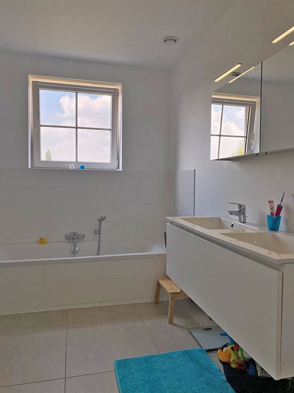 Charmante WONING (HOB) met 3 slaapkamers, garage & tuintje