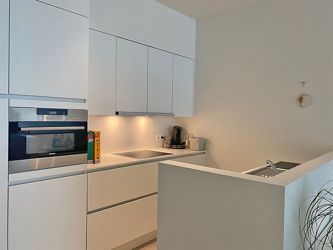 Aangenaam kwalitatief APPARTEMENT (gelijkvloers) met 1 slpk, 1 staanplaats en kelderberging