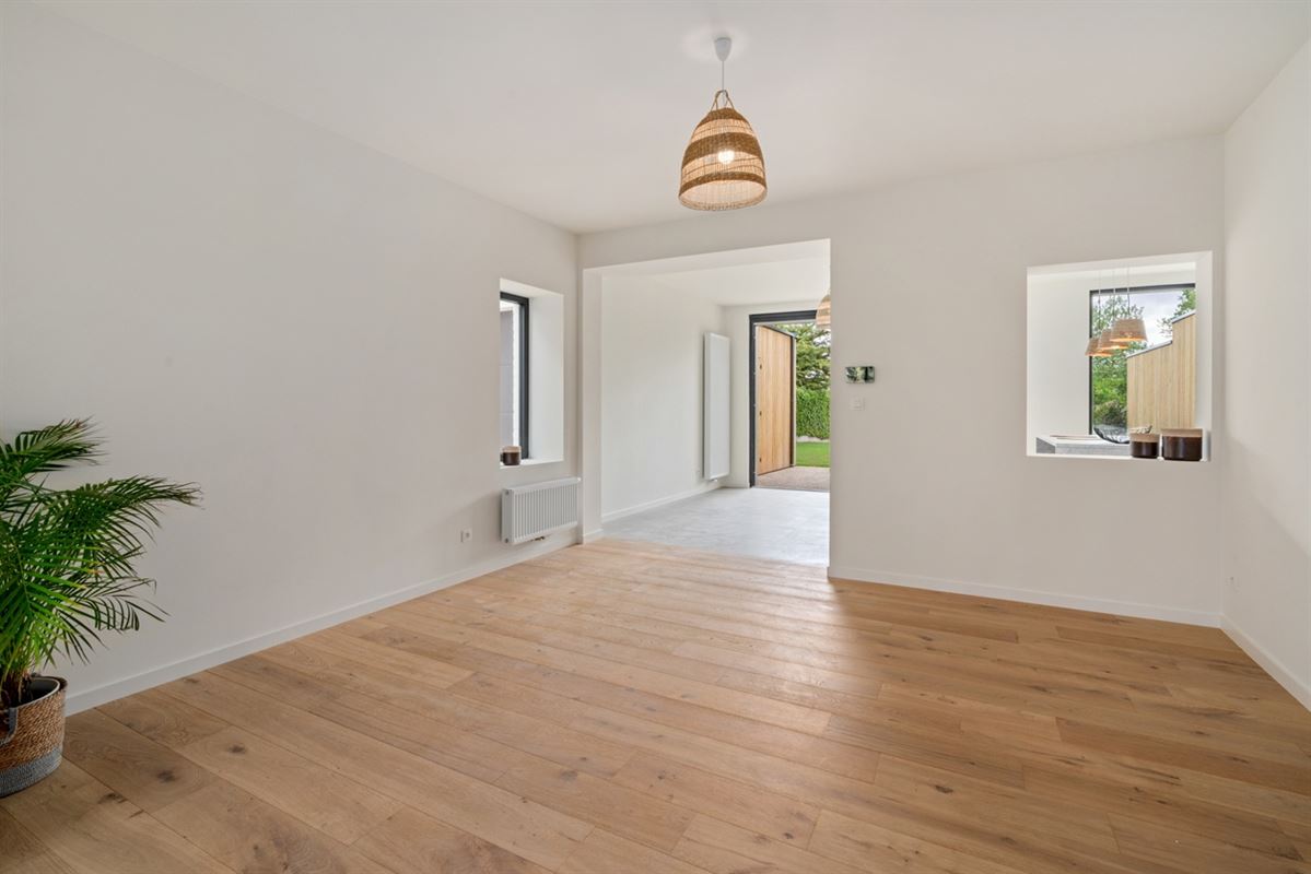 Stijlvolle, volledig gerenoveerde, INSTAPKLARE / WOONKLARE WONING (HOB) met 3 slaapkamers, 2 badkamers en garage op 756 m²