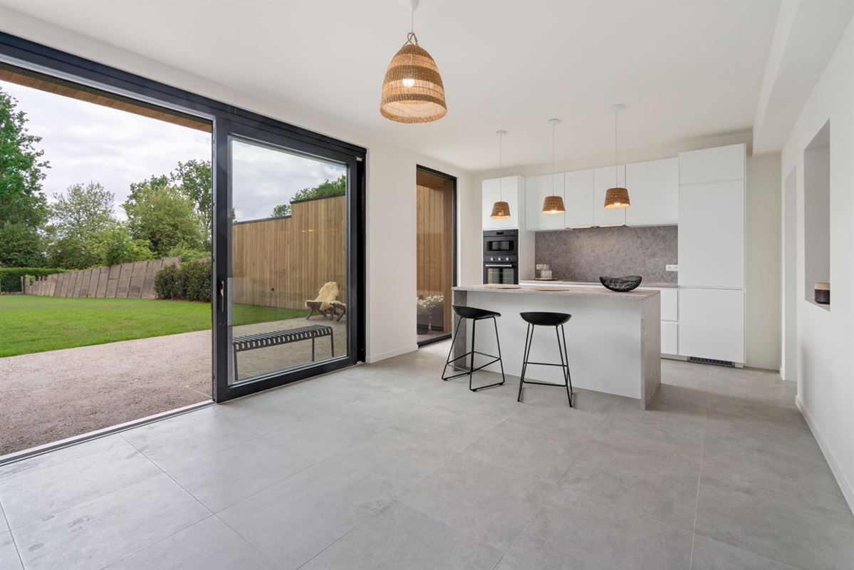 Stijlvolle, volledig gerenoveerde, INSTAPKLARE / WOONKLARE WONING (HOB) met 3 slaapkamers, 2 badkamers en garage op 756 m²