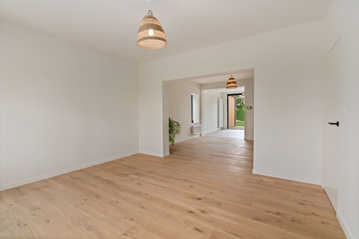 Stijlvolle, volledig gerenoveerde, INSTAPKLARE / WOONKLARE WONING (HOB) met 3 slaapkamers, 2 badkamers en garage op 756 m²