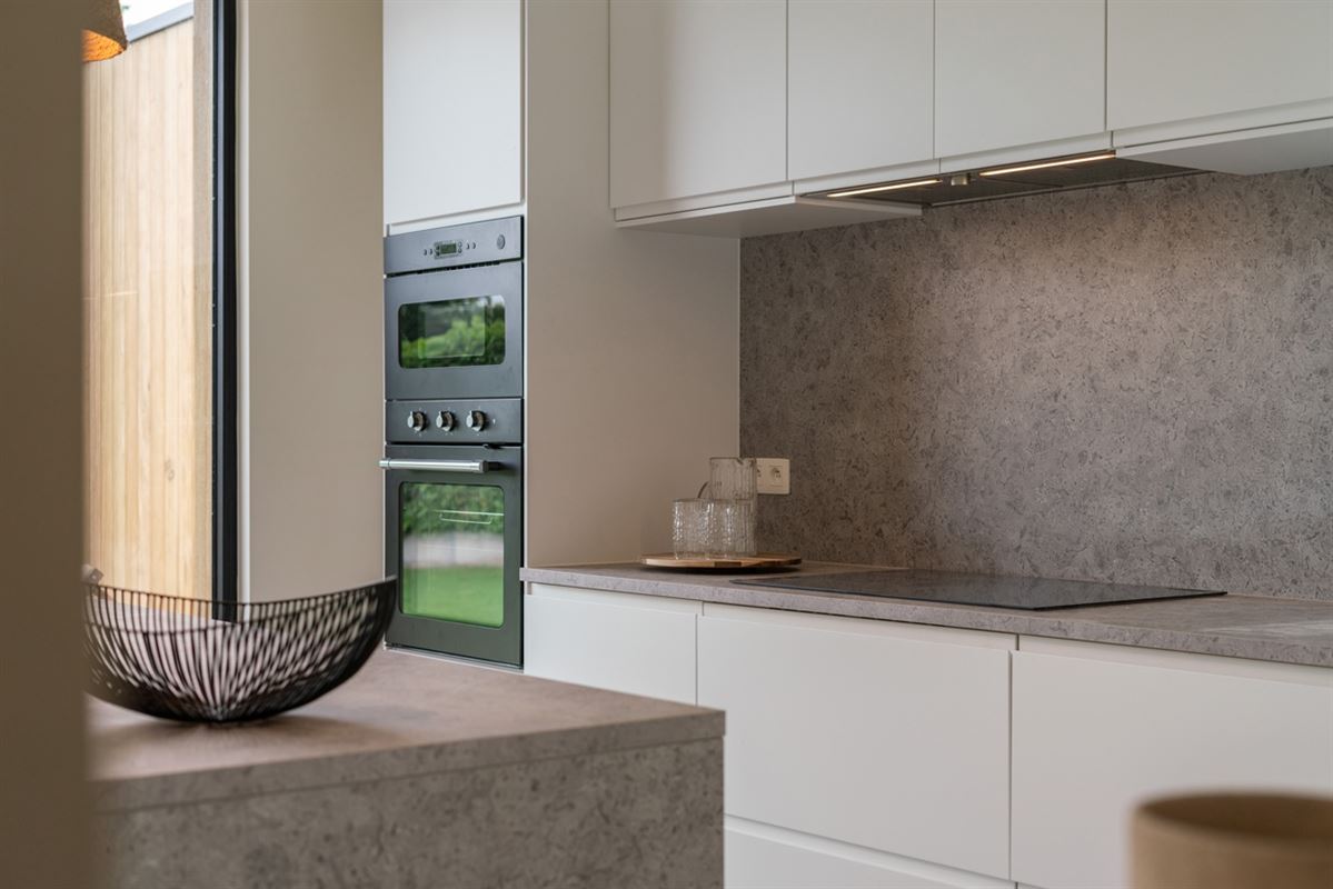 Stijlvolle, volledig gerenoveerde, INSTAPKLARE / WOONKLARE WONING (HOB) met 3 slaapkamers, 2 badkamers en garage op 756 m²