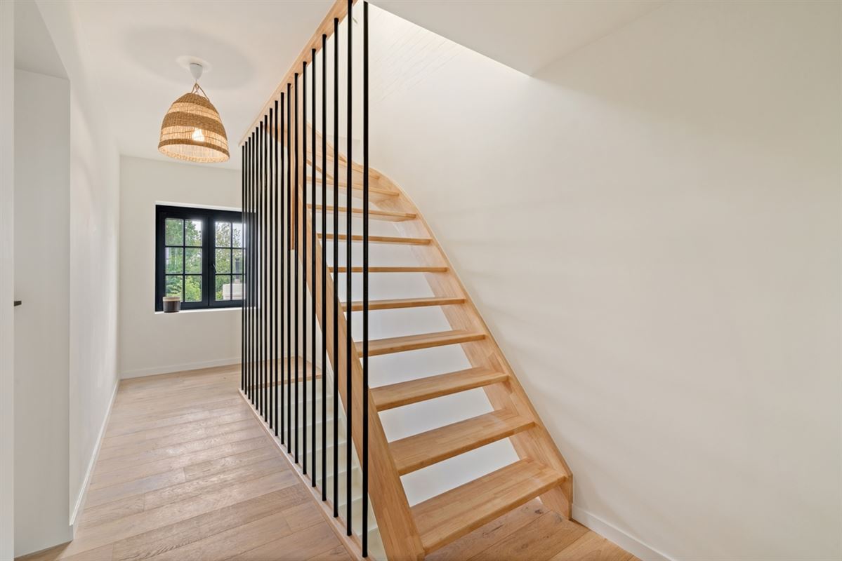 Stijlvolle, volledig gerenoveerde, INSTAPKLARE / WOONKLARE WONING (HOB) met 3 slaapkamers, 2 badkamers en garage op 756 m²