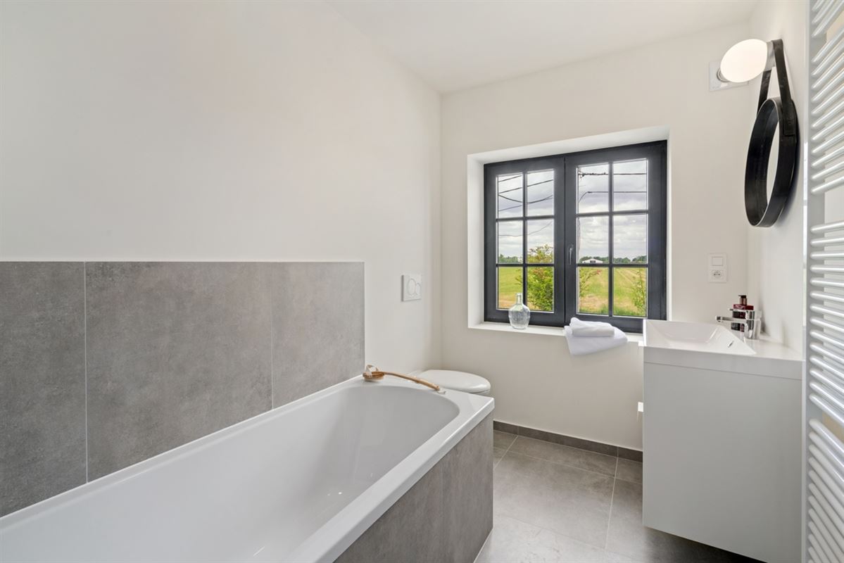 Stijlvolle, volledig gerenoveerde, INSTAPKLARE / WOONKLARE WONING (HOB) met 3 slaapkamers, 2 badkamers en garage op 756 m²