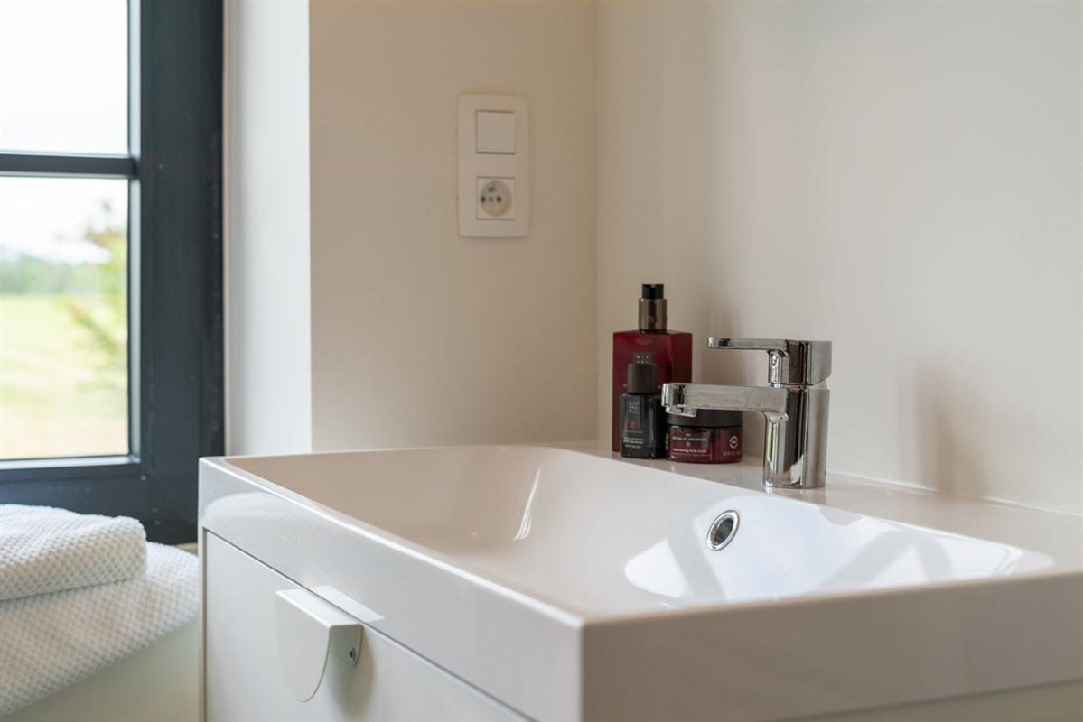 Stijlvolle, volledig gerenoveerde, INSTAPKLARE / WOONKLARE WONING (HOB) met 3 slaapkamers, 2 badkamers en garage op 756 m²