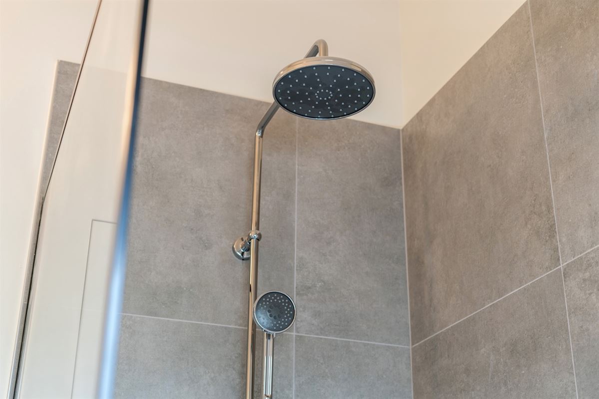 Stijlvolle, volledig gerenoveerde, INSTAPKLARE / WOONKLARE WONING (HOB) met 3 slaapkamers, 2 badkamers en garage op 756 m²