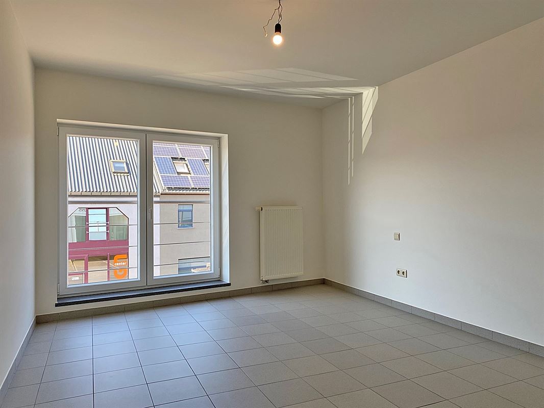 Opgefrist APPARTEMENT met 2 slaapkamers, terras & autostaanplaats