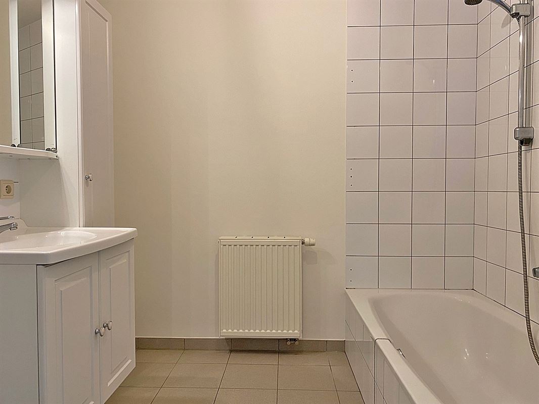 Opgefrist APPARTEMENT met 2 slaapkamers, terras & autostaanplaats