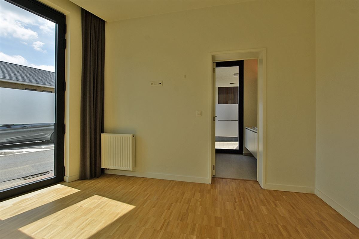 Aangenaam kwalitatief APPARTEMENT (gelijkvloers) met 1 slpk, 1 staanplaats en kelderberging