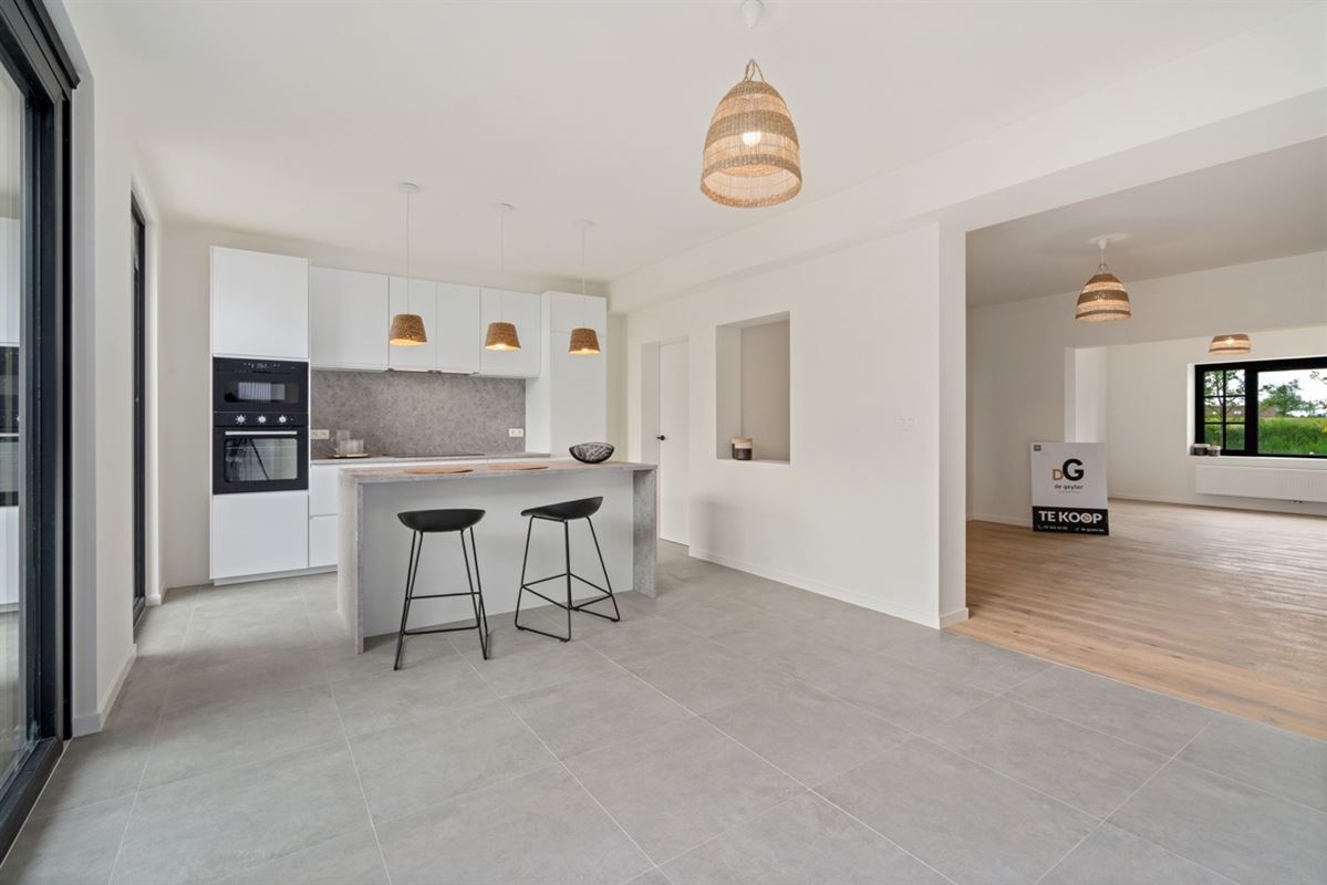 Stijlvolle, volledig gerenoveerde, INSTAPKLARE / WOONKLARE WONING (HOB) met 3 slaapkamers, 2 badkamers en garage op 756 m²