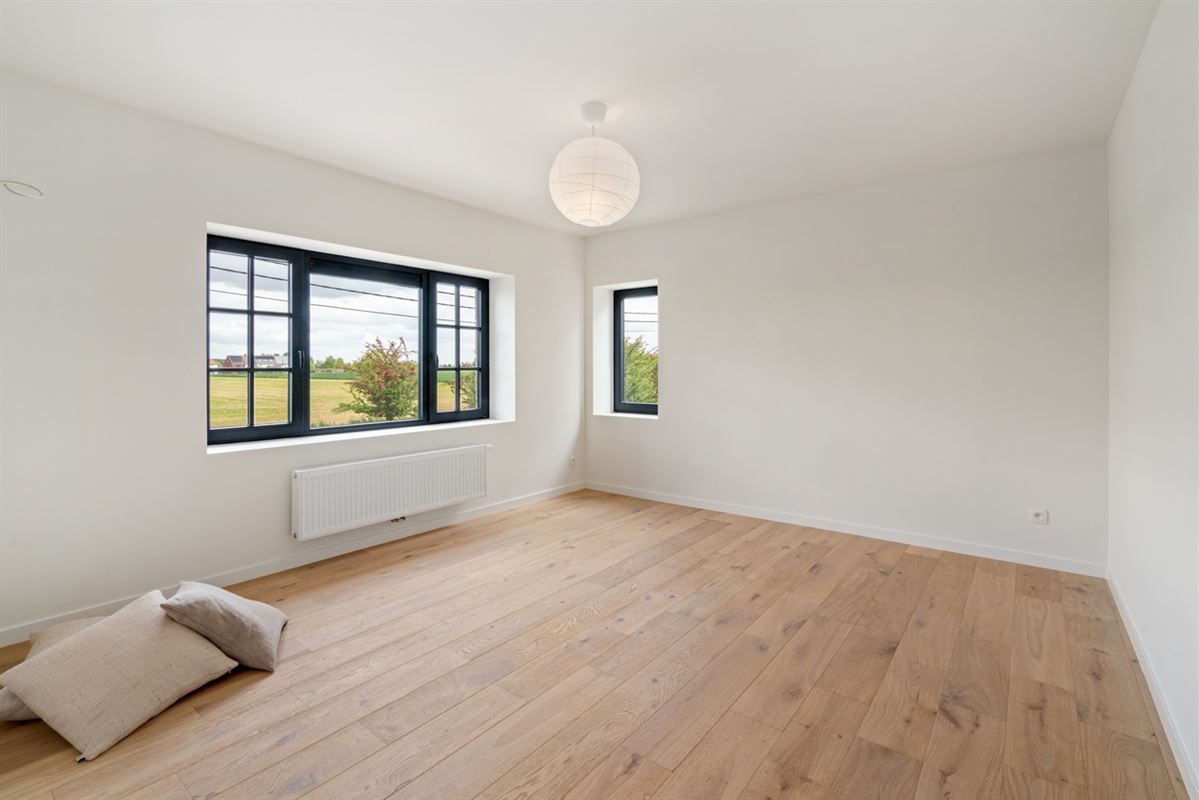 Stijlvolle, volledig gerenoveerde, INSTAPKLARE / WOONKLARE WONING (HOB) met 3 slaapkamers, 2 badkamers en garage op 756 m²