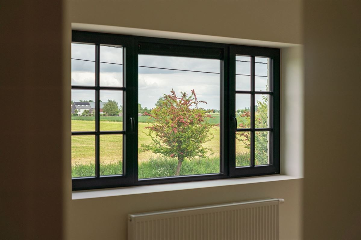 Stijlvolle, volledig gerenoveerde, INSTAPKLARE / WOONKLARE WONING (HOB) met 3 slaapkamers, 2 badkamers en garage op 756 m²