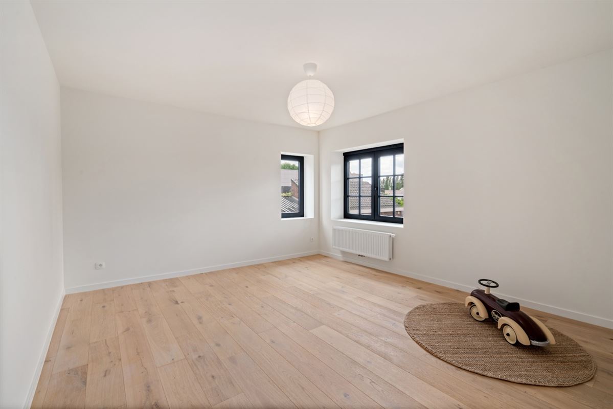 Stijlvolle, volledig gerenoveerde, INSTAPKLARE / WOONKLARE WONING (HOB) met 3 slaapkamers, 2 badkamers en garage op 756 m²