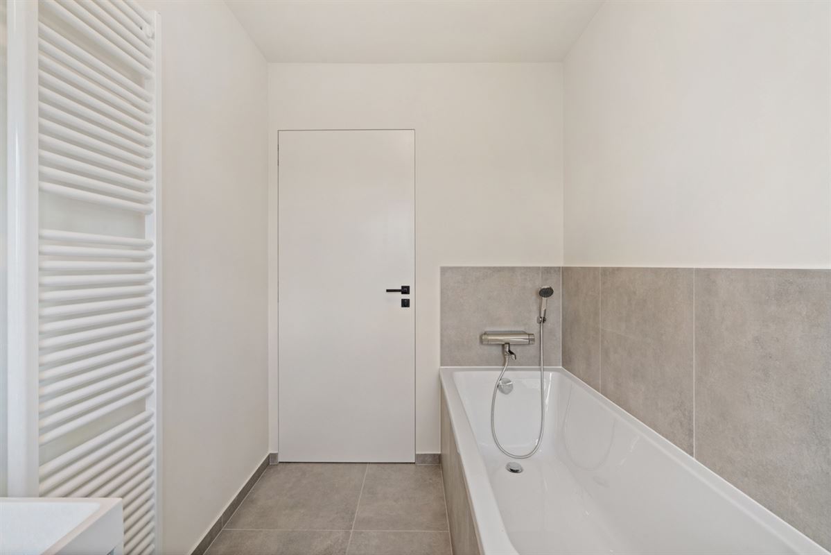 Stijlvolle, volledig gerenoveerde, INSTAPKLARE / WOONKLARE WONING (HOB) met 3 slaapkamers, 2 badkamers en garage op 756 m²