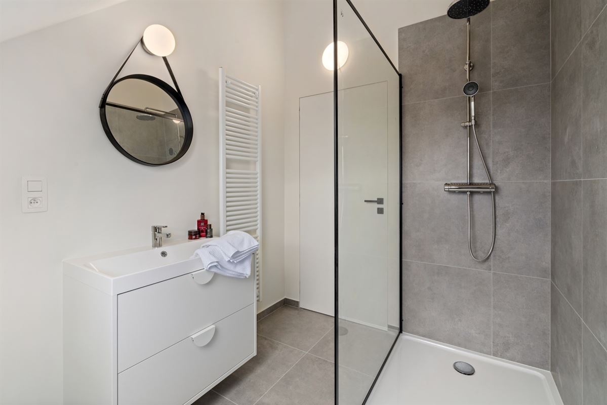 Stijlvolle, volledig gerenoveerde, INSTAPKLARE / WOONKLARE WONING (HOB) met 3 slaapkamers, 2 badkamers en garage op 756 m²