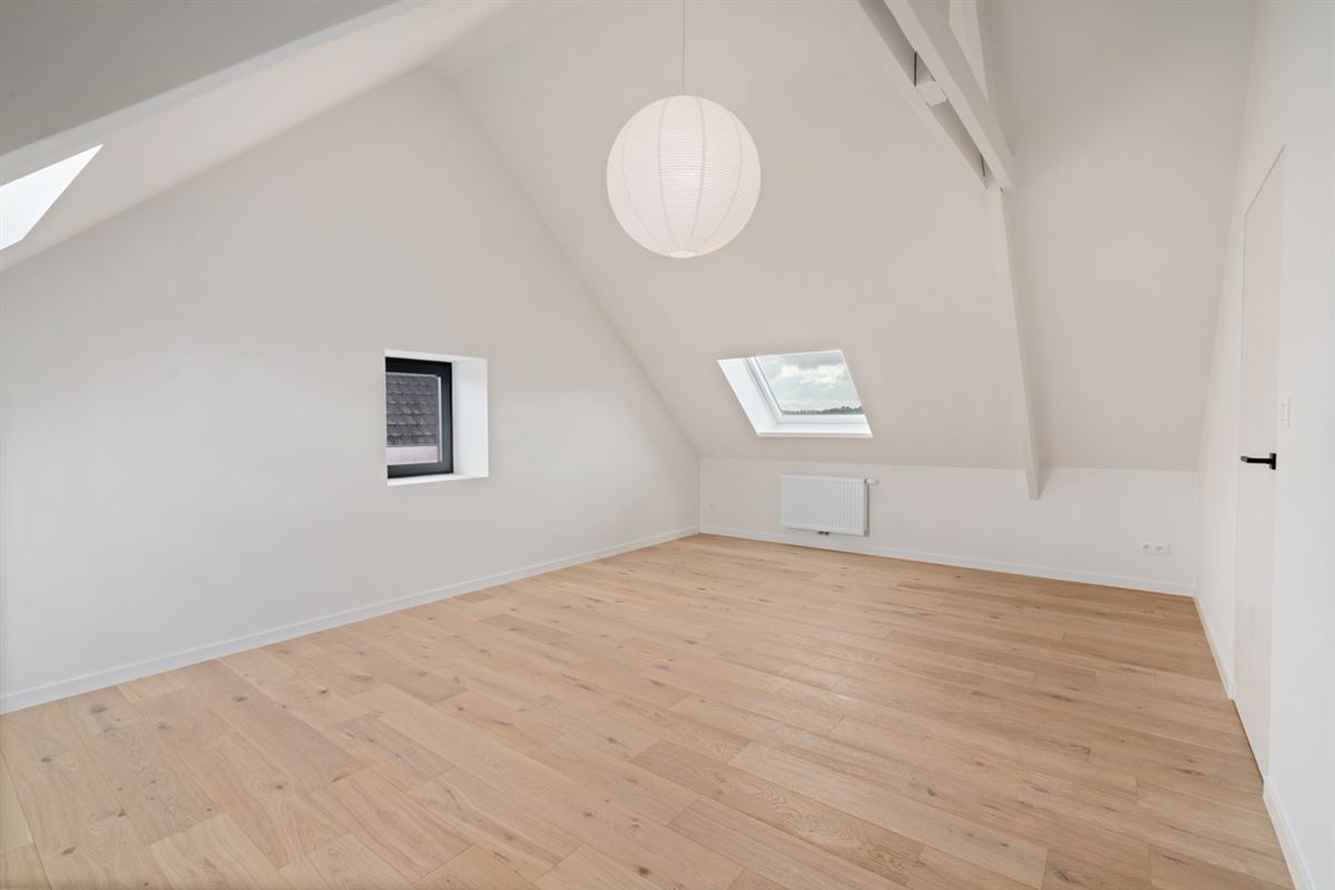 Stijlvolle, volledig gerenoveerde, INSTAPKLARE / WOONKLARE WONING (HOB) met 3 slaapkamers, 2 badkamers en garage op 756 m²