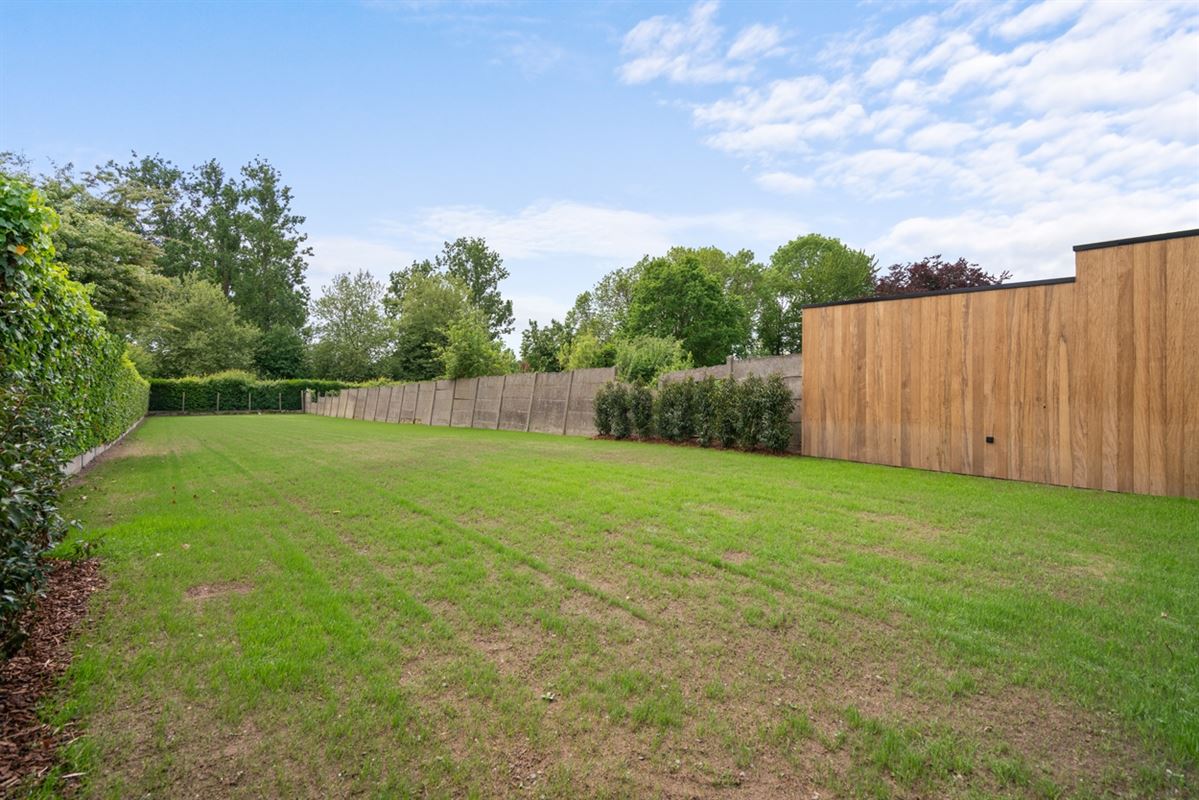 Stijlvolle, volledig gerenoveerde, INSTAPKLARE / WOONKLARE WONING (HOB) met 3 slaapkamers, 2 badkamers en garage op 756 m²