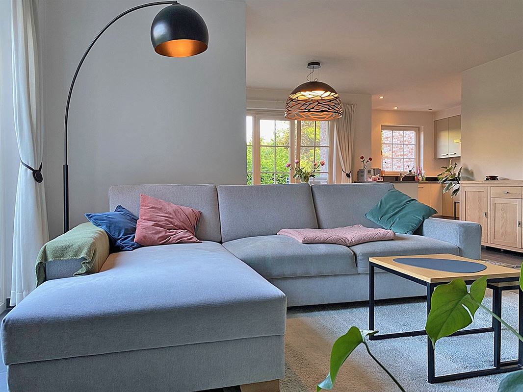 Gelijkvloers APPARTEMENT met 3 slpks, terras, kelderberging en overdekte autostaanplaats