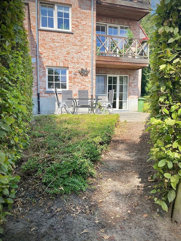 Gelijkvloers APPARTEMENT met 3 slpks, terras, kelderberging en overdekte autostaanplaats