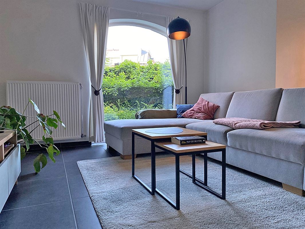 Gelijkvloers APPARTEMENT met 3 slpks, terras, kelderberging en overdekte autostaanplaats