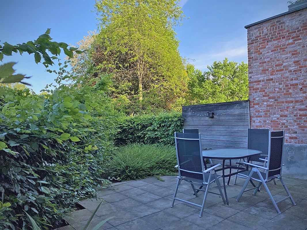 Gelijkvloers APPARTEMENT met 3 slpks, terras, kelderberging en overdekte autostaanplaats