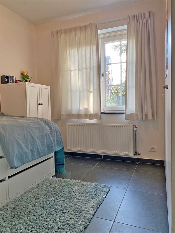 Gelijkvloers APPARTEMENT met 3 slpks, terras, kelderberging en overdekte autostaanplaats