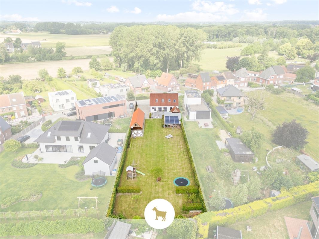 Ruime, INSTAPKLARE OPEN BEBOUWING met 3 SLAAPKAMERS, BUREAU en losstaande GARAGE op een PERCEEL van 1.180m²