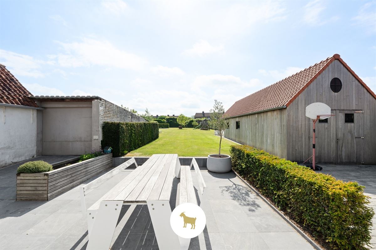 Ruime, INSTAPKLARE OPEN BEBOUWING met 3 SLAAPKAMERS, BUREAU en losstaande GARAGE op een PERCEEL van 1.180m²